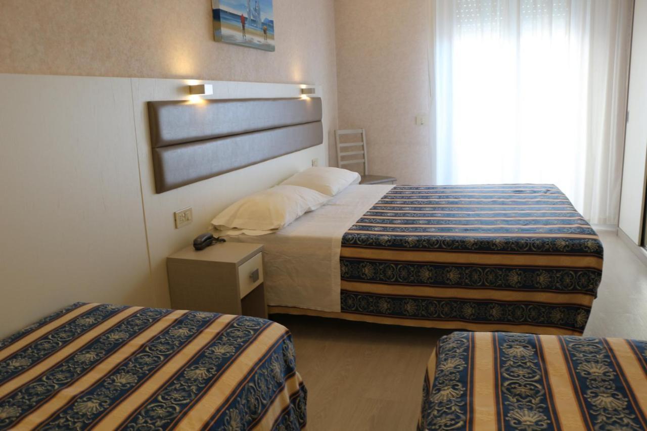 Hotel Record Риччоне Экстерьер фото